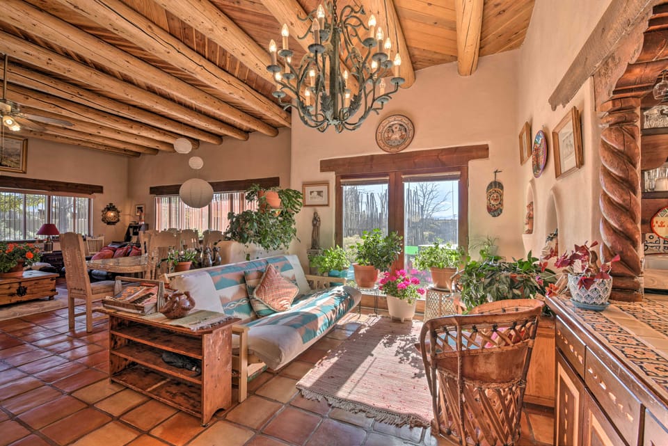 5 Mi to Taos Plaza: Eclectic 'Casa de la Luz' Home House in New Mexico
