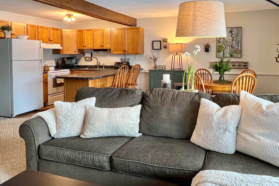 Glen Condo w/ Mountain Views: Walk to Story Land Apartment in Glen
