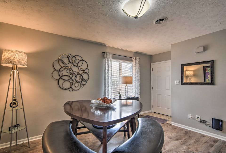 Condo w/ Sunroom, Near Downtown Hendersonville! Apartment in Hendersonville