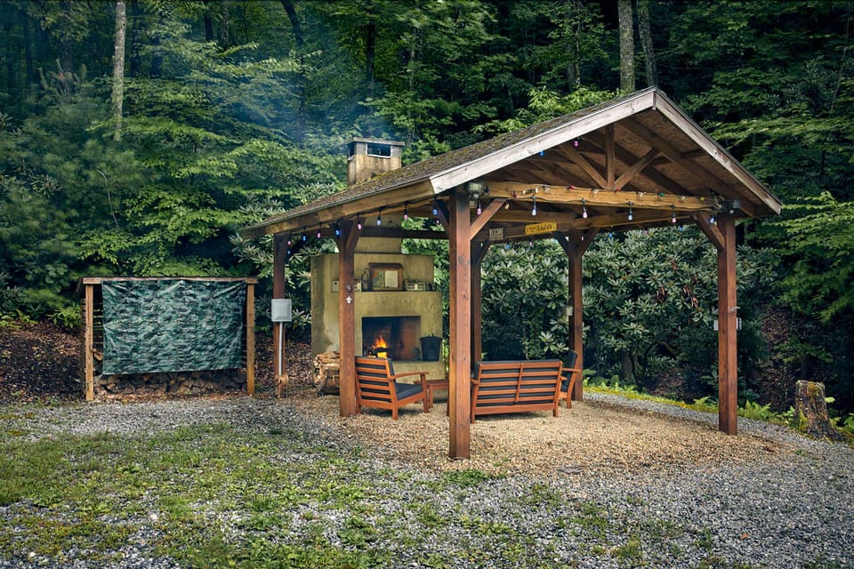 25-Acre Mountain Retreat w/ Trails, Pond, Hot Tub House in Tennessee