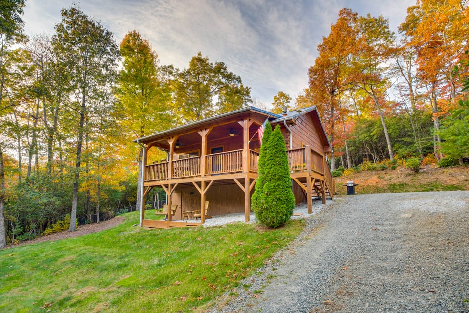 25-Acre Mountain Retreat w/ Trails, Pond, Hot Tub House in Tennessee