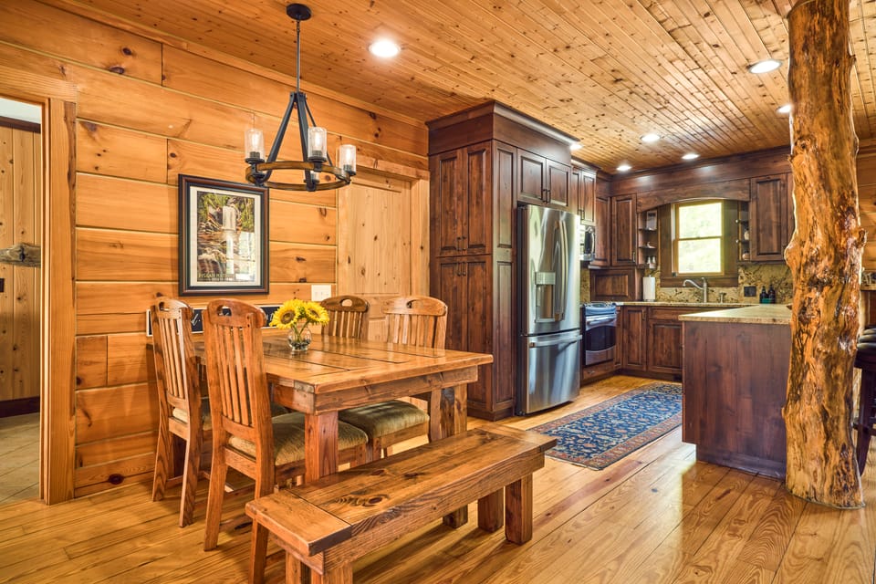 25-Acre Mountain Retreat w/ Trails, Pond, Hot Tub House in Tennessee