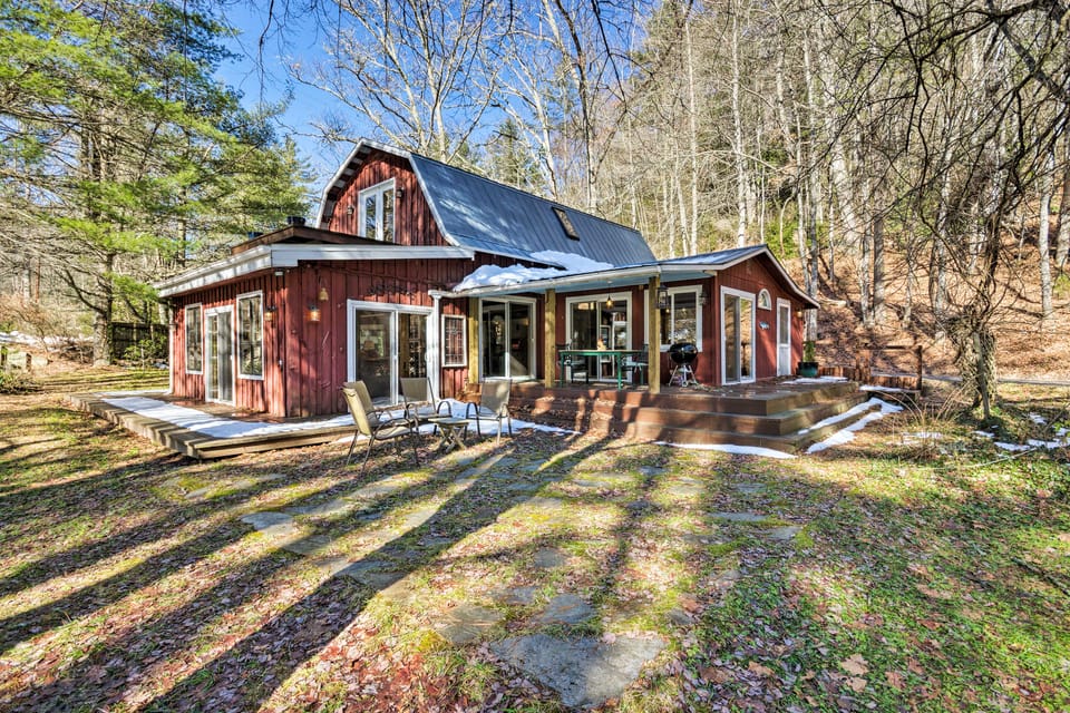 Cullowhee Getaway w/ Fireplace on Private Meadow Cottage in Lake Glenville
