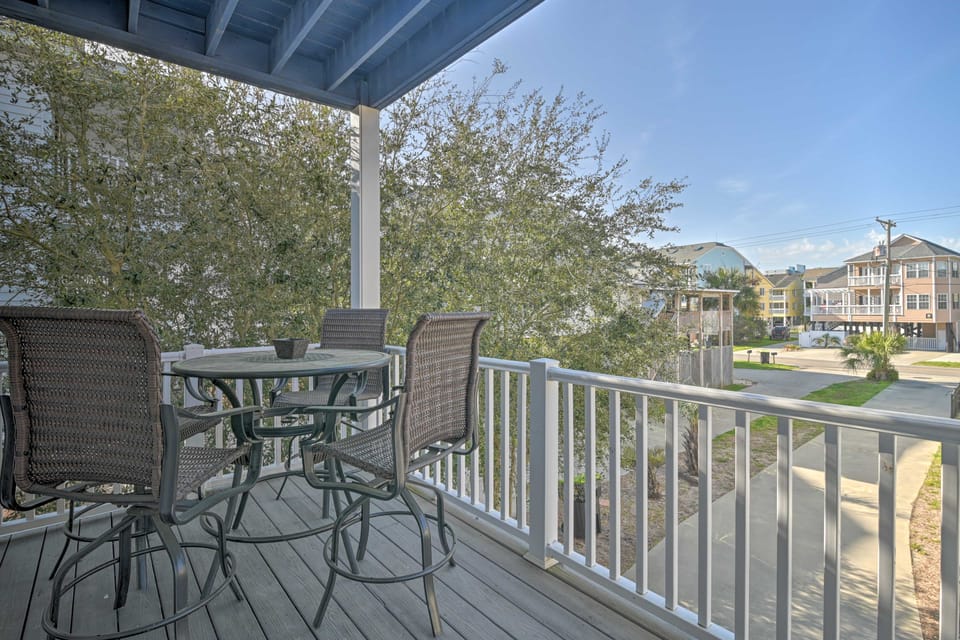 Large Home w/ Hot Tub & Pool: 500 ft to the Beach House in Garden City