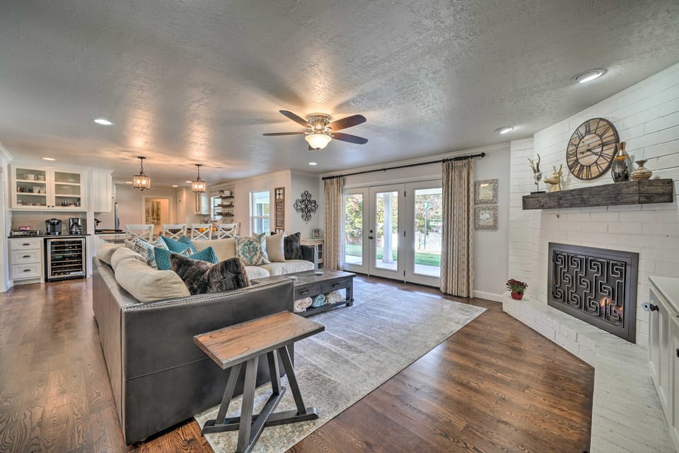 Elegant NW Oklahoma City Home w/ Spacious Yard House in Oklahoma City