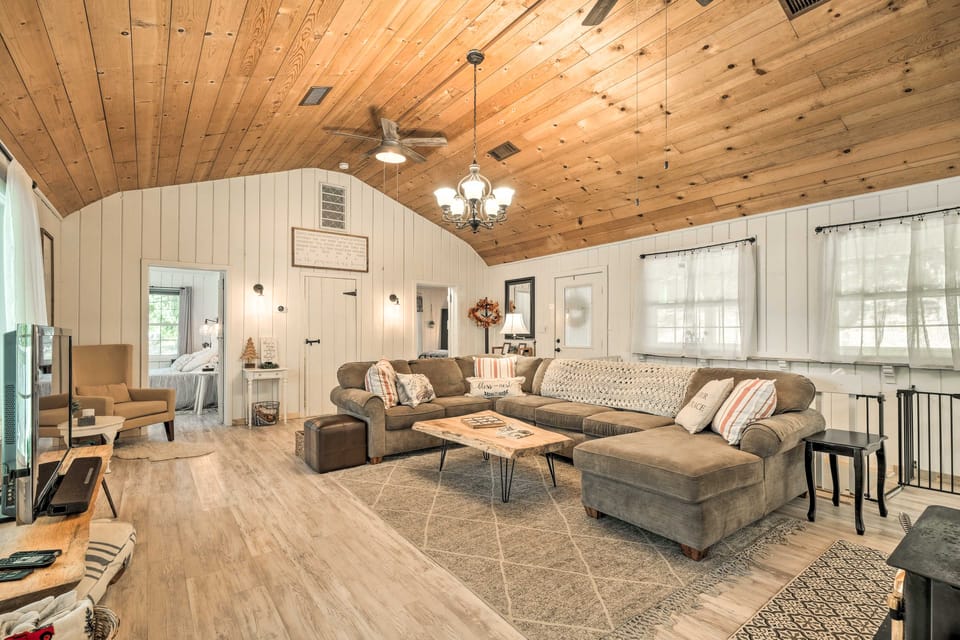 ‘Strawberry Hill Cabin' 5 Mi to Skiing and Lake House in Tuolumne County