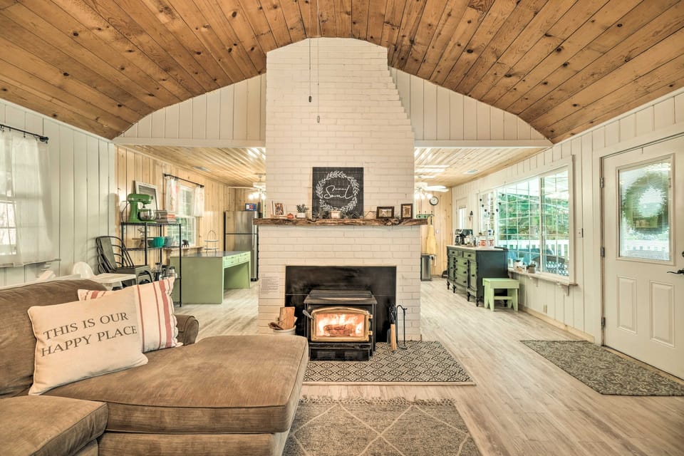 ‘Strawberry Hill Cabin' 5 Mi to Skiing and Lake House in Tuolumne County