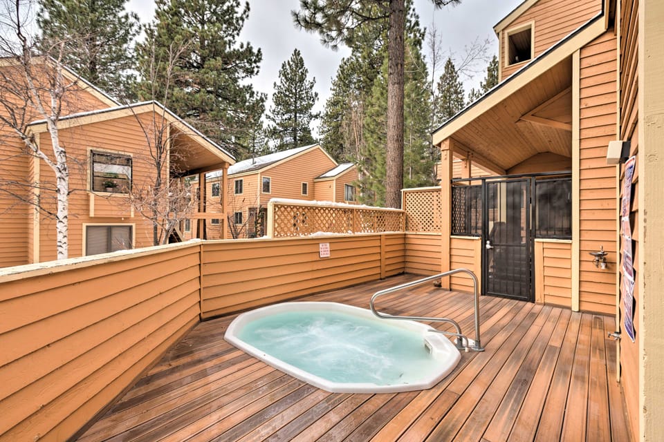 2 Mi to Diamond Peak! Corner-Unit Condo w/ Hot Tub Apartment in Incline Village