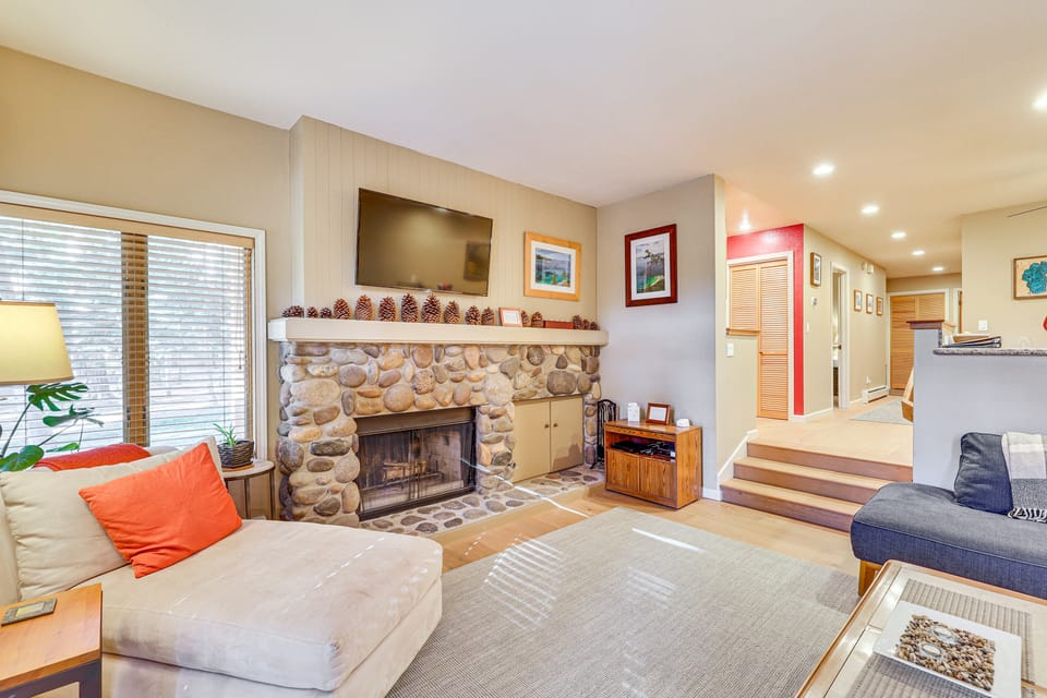 2 Mi to Diamond Peak! Corner-Unit Condo w/ Hot Tub Apartment in Incline Village