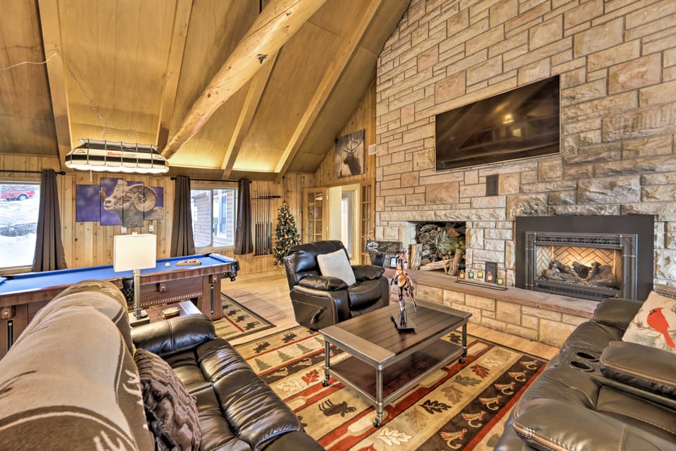 Centennial Cabin w/ Hot Tub, Sauna & Pool Table! House in Wyoming