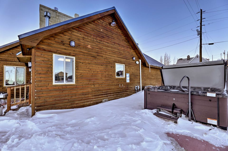 Centennial Cabin w/ Hot Tub, Sauna & Pool Table! House in Wyoming