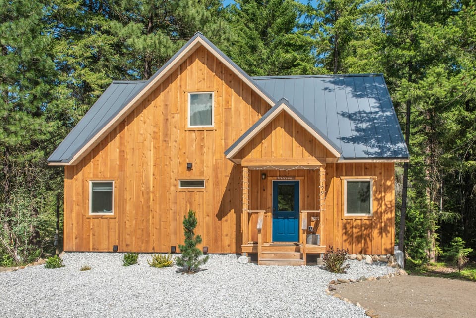 Modern Beaver Valley Cabin w/ Hot Tub & Games! House in Washington