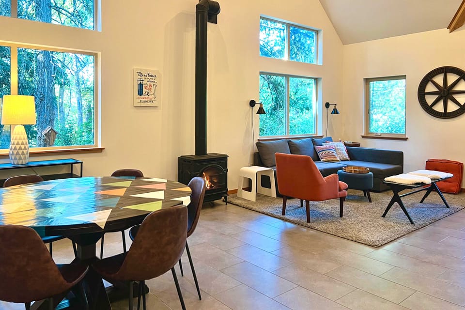 Modern Beaver Valley Cabin w/ Hot Tub & Games! House in Washington