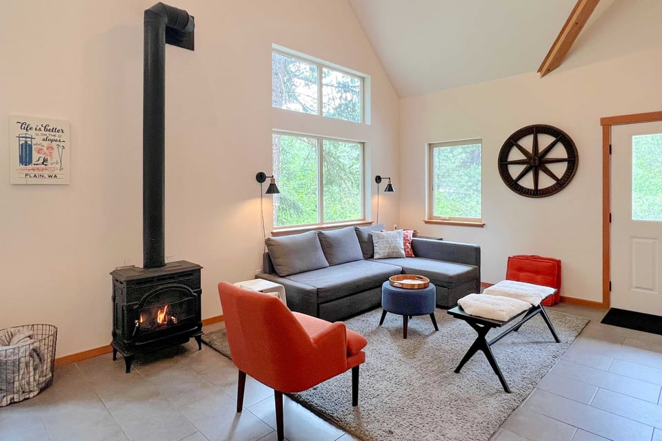 Modern Beaver Valley Cabin w/ Hot Tub & Games! House in Washington