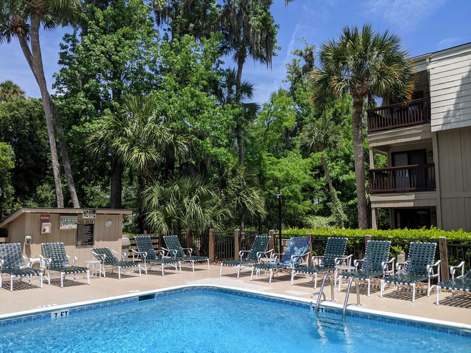 Walk to Coligny Beach Park: Family-Friendly Villa Apartment in North Forest Beach