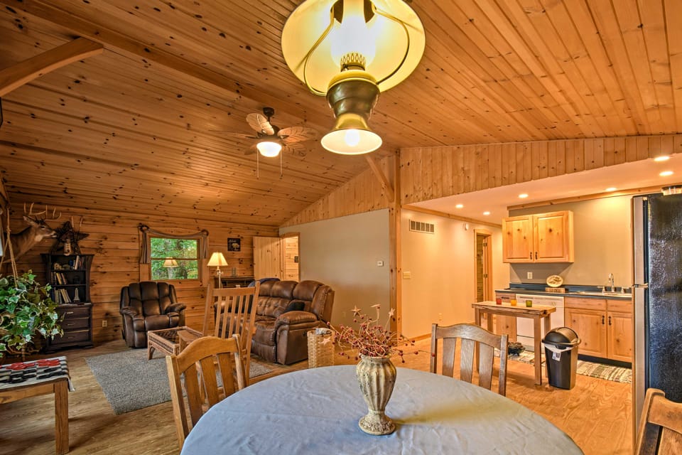 Cozy Amish Country Cabin on Shipshewana Lake! House in Indiana