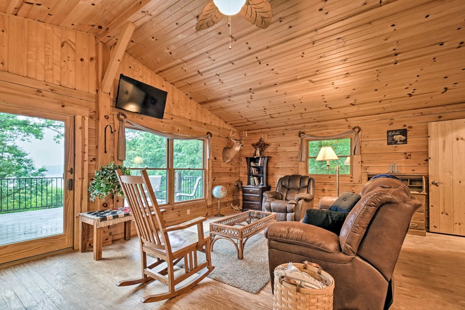 Cozy Amish Country Cabin on Shipshewana Lake! House in Indiana