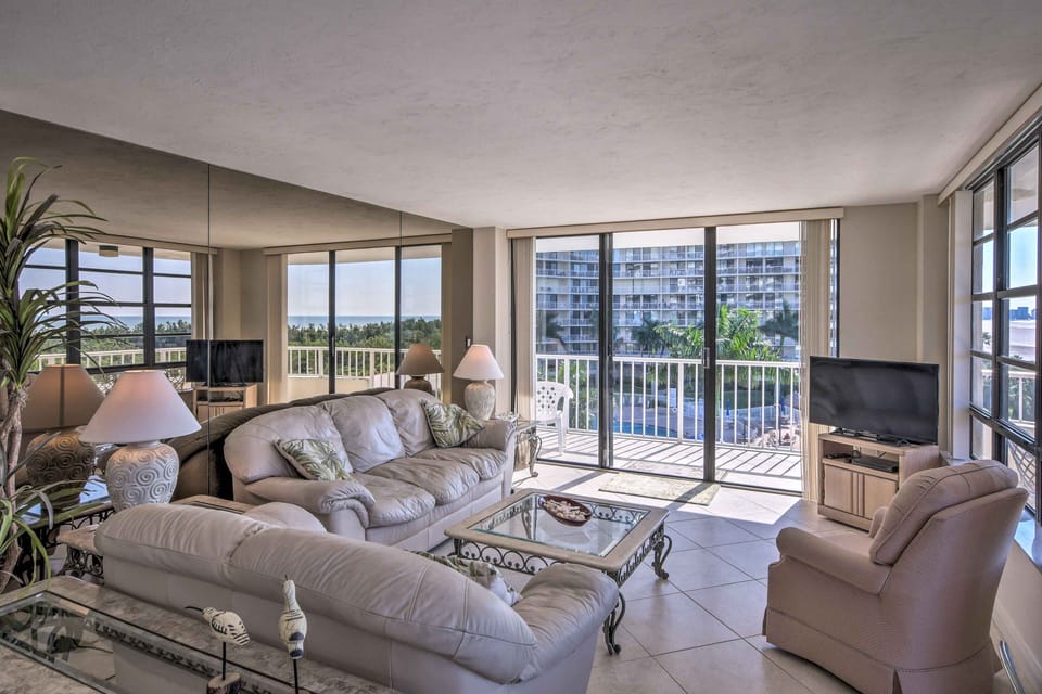 Sunny Getaway: Community Amenities, Walk to Beach! Apartment in Marco Island