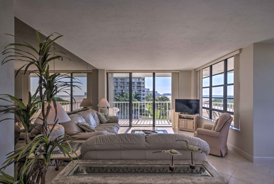 Sunny Getaway: Community Amenities, Walk to Beach! Apartment in Marco Island