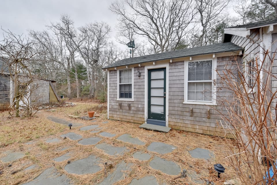 Cozy Vineyard Haven Cottage < 1 Mi to Beach! Cottage in Vineyard Haven