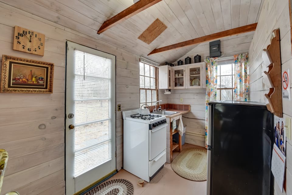 Cozy Vineyard Haven Cottage < 1 Mi to Beach! Cottage in Vineyard Haven