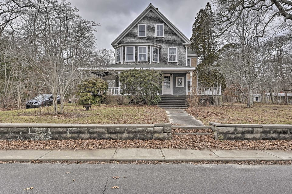 Easy Access to Beaches: Vineyard Haven House House in Vineyard Haven