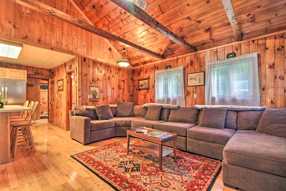 Ludlow Home w/ Hot Tub, Near Okemo Resort! House in Plymouth