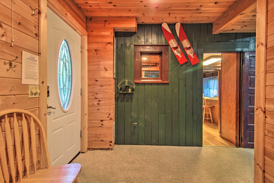Ludlow Home w/ Hot Tub, Near Okemo Resort! House in Plymouth