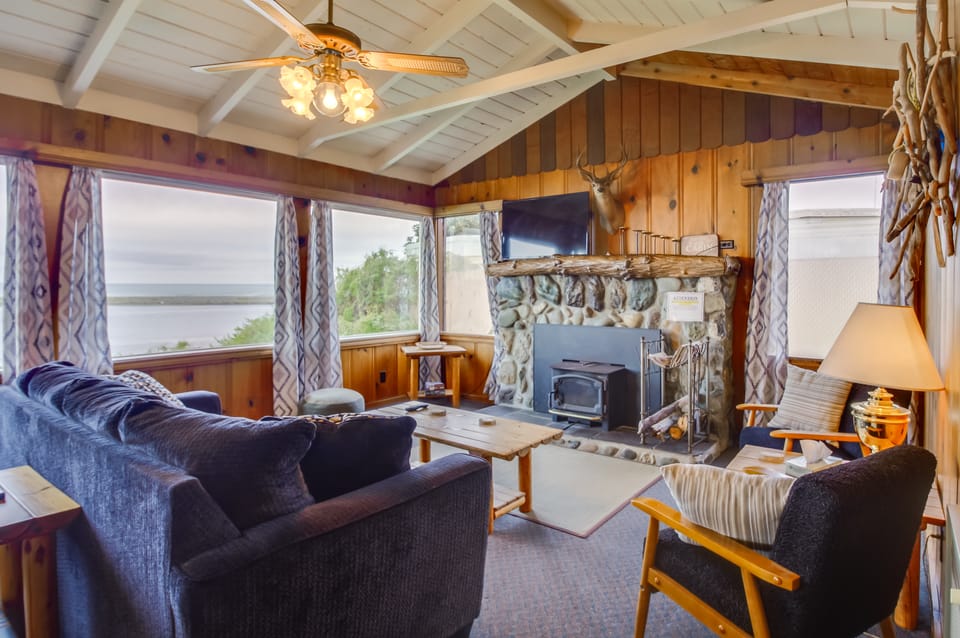 Rustic Coastal Smith River Cottage w/ Ocean Views! Cottage in California