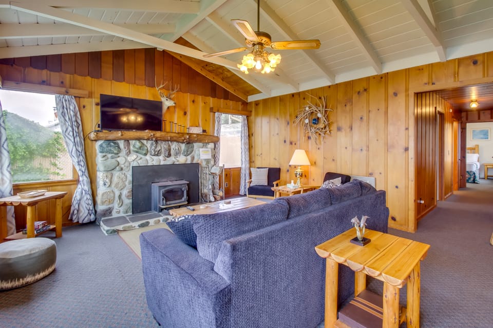 Rustic Coastal Smith River Cottage w/ Ocean Views! Cottage in California