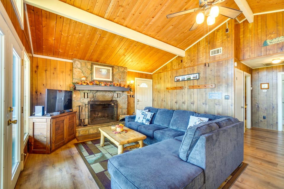 Hot Tub & Mountain Views at Gatlinburg Cabin! House in Gatlinburg