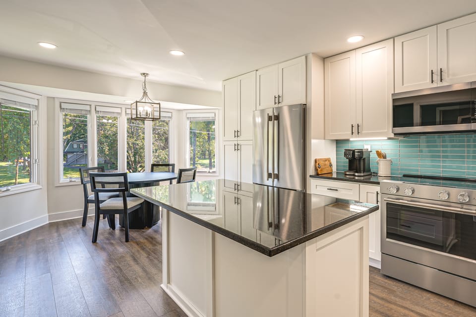 11 MI to Louisville - Remodeled Waterfront Home! House in Louisville