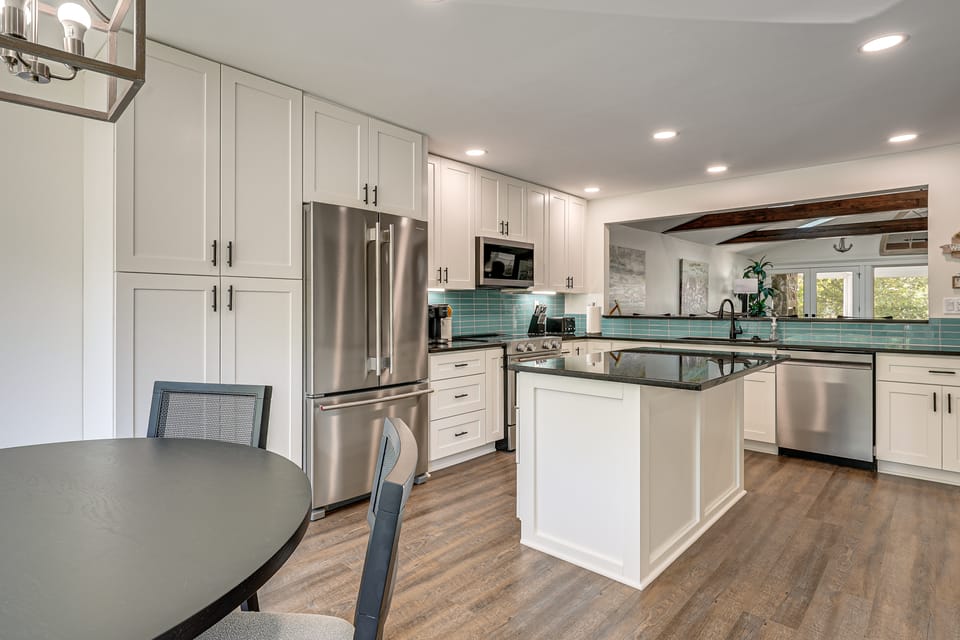 11 MI to Louisville - Remodeled Waterfront Home! House in Louisville