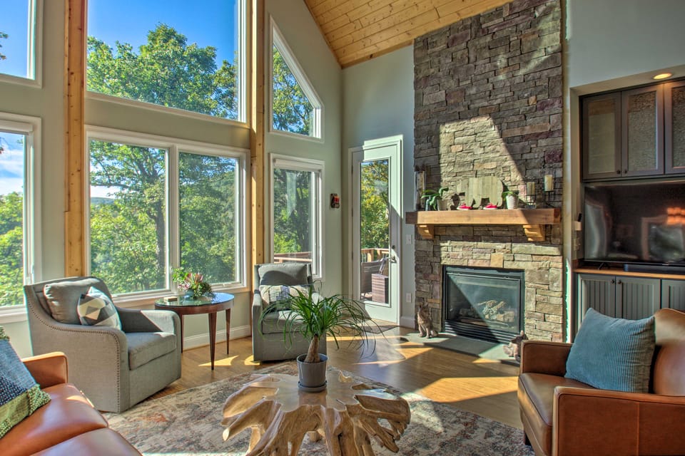 Grand Chalet w/ Hot Tub -  Near Wintergreen Resort House in Nelson County
