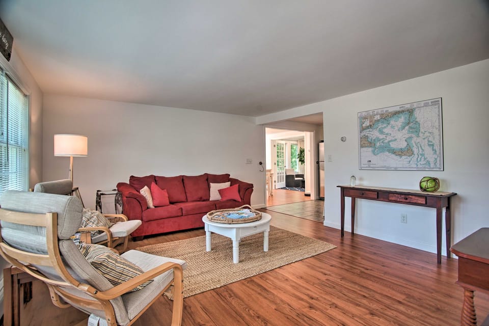 Near Beaches & Dtwn Falmouth: Family Home w/ Deck House in East Falmouth