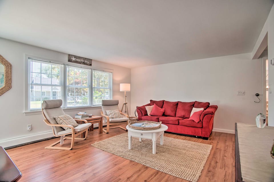 Near Beaches & Dtwn Falmouth: Family Home w/ Deck House in East Falmouth
