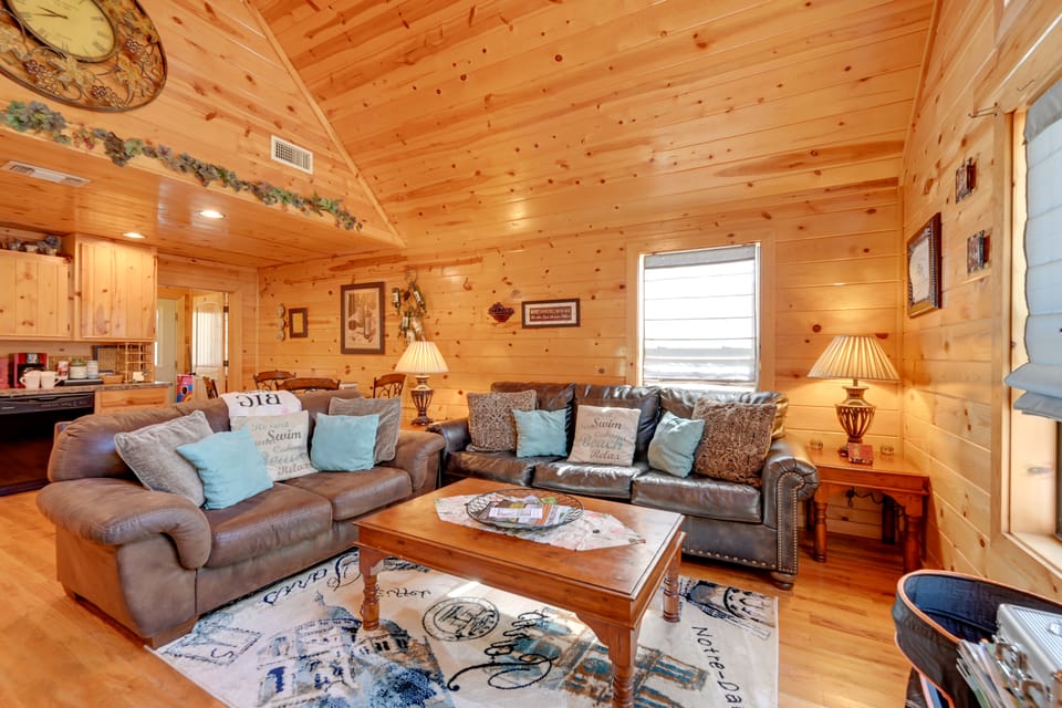 Broken Bow Cabin w/ Hot Tub & Fire Pit, Near Lake! House in Broken Bow