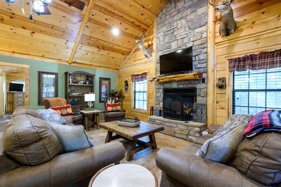 2 Mi to Beavers Bend! Broken Bow Cabin Hideaway House in Broken Bow
