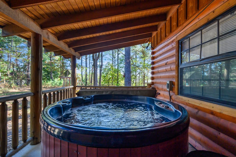 2 Mi to Beavers Bend! Broken Bow Cabin Hideaway House in Broken Bow