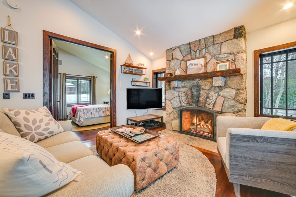 1 Mi to Dtwn! Lakefront Earl Young Charlevoix Home Cottage in Charlevoix