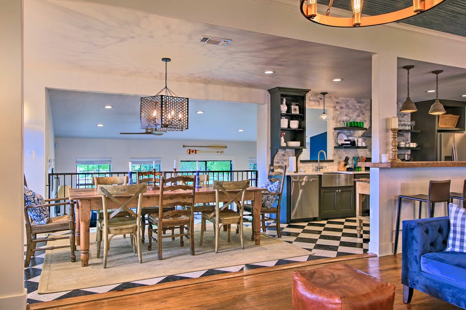 Beautiful Hill Country Cottage - Walk to Downtown! Cottage in Comfort