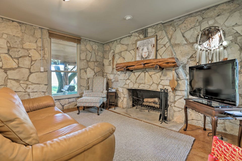 Blanco Riverfront Historic Home, 3 Mi to Downtown! Cottage in Rio Grande