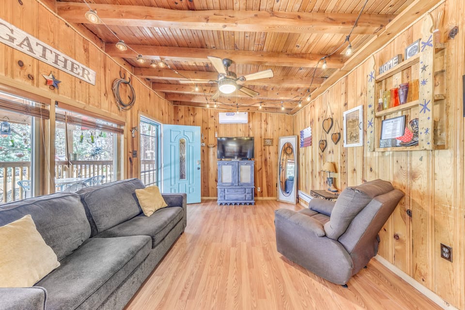 Ruidoso Cabin w/ Hot Tub - 2 Mi to Grindstone Lake House in Ruidoso