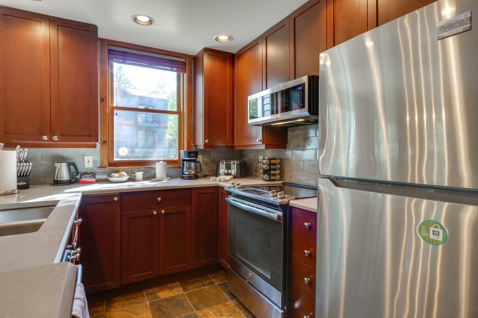 Walk to Lifts: Breck Condo on Main St w/ Amenities Apartment in Breckenridge