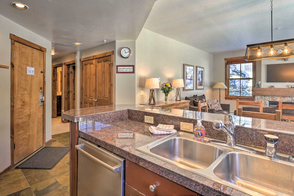Walk to Lifts: Breck Condo on Main St w/ Amenities Apartment in Breckenridge