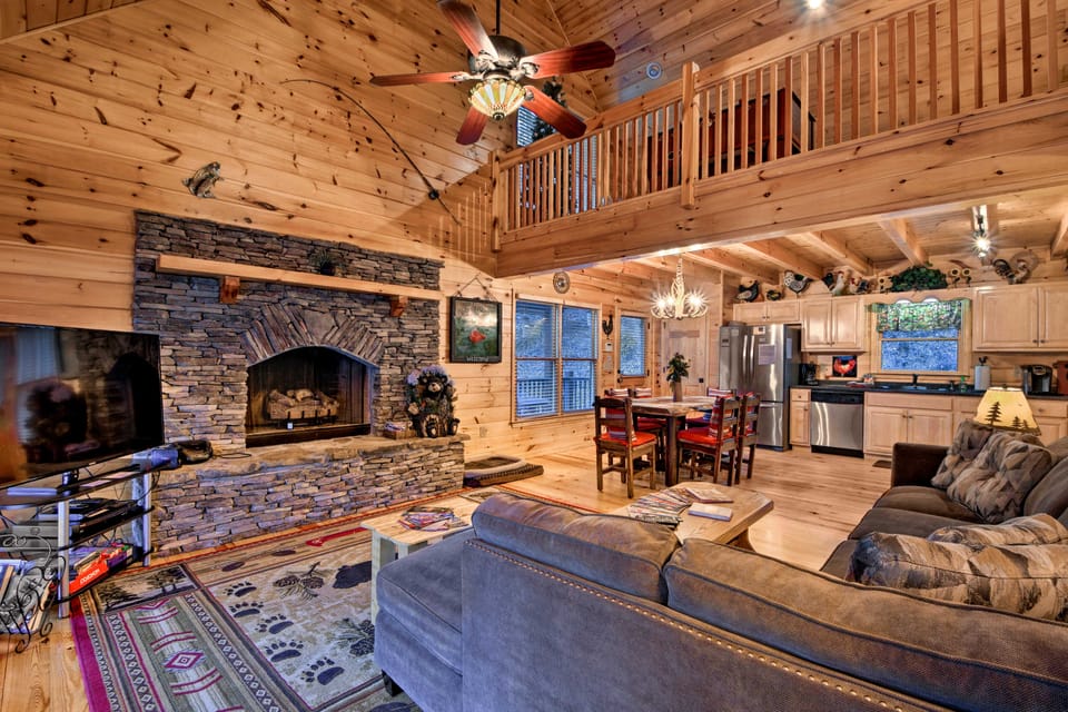 Riverside Ellijay Cabin w/ Hot Tub & Game Room House in Georgia