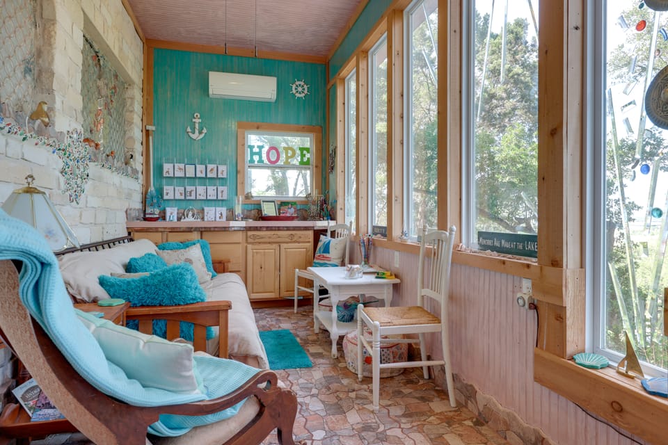 Exotic Home w/ Patio & Grill: Walk to Canyon Lake! House in Canyon Lake