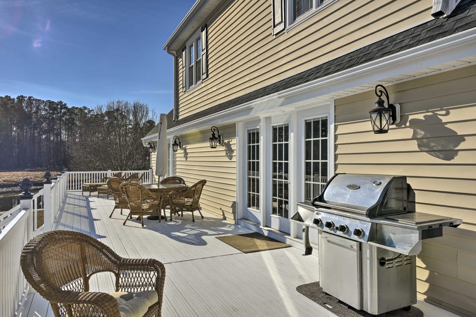 Carolina Lakes Family Home w/ Pool, Kayaks & Dock! House in North Carolina
