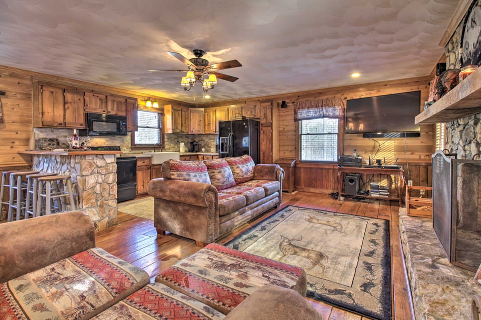 Walk to Lake: Henry Group Getaway w/ Outdoor Fun! House in Virginia