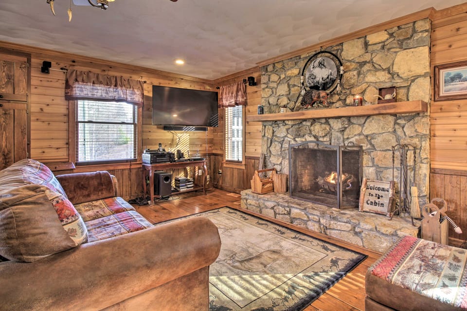 Walk to Lake: Henry Group Getaway w/ Outdoor Fun! House in Virginia
